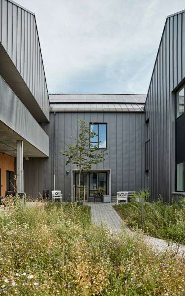 Demensplejehjem beklædt og beskyttet med stål. Glemmer du?, DemensCentrum Aarhus – Skovvang, Skovvangsvej 97-99, 8200 Aarhus